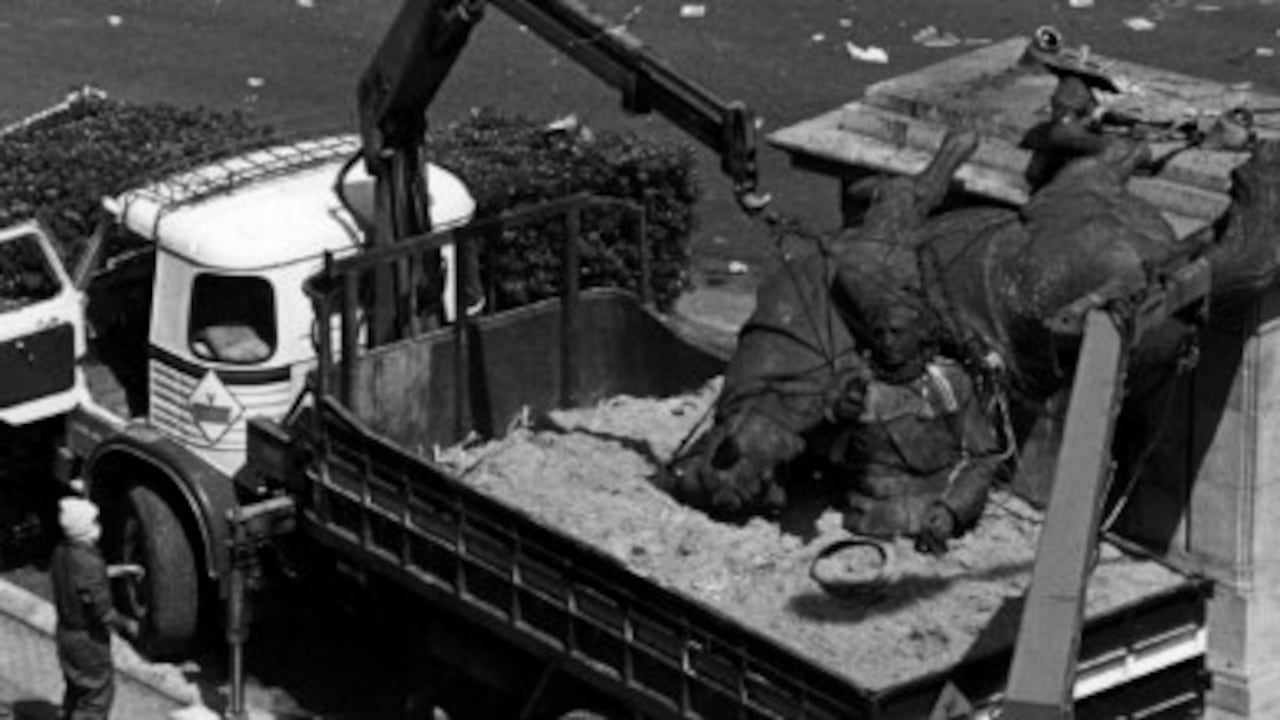 Desmonte de una estatua de Francisco Franco