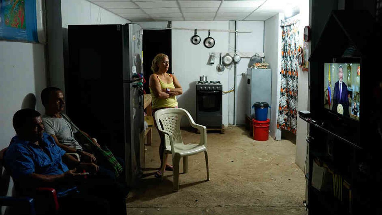 Varios miembros de la comunidad de la Farc en Pondores observaron en alguno de los pocos televisioes la alocución presidencial.