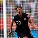 La norteamericana Abby Wambach celebra su gol conseguido ante Brasil, que empata el marcador a 2 durante el partido de cuartos de final del Mundial femenino de fútbol disputado entre Brasil y Estados Unidos en el estadio Rudolf Harbig en Dresde.