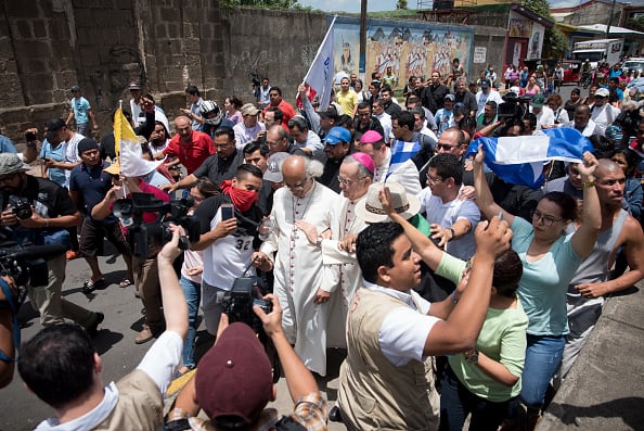 Monseñor Rolando Álvarez, la voz más crítica de la Iglesia frente al gobierno sandinista, se negó el pasado 9 de febrero a abordar un avión con 222 opositores que estaban presos y fueron desterrados a Estados Unidos. Ortega confirmó en su momento esa información y calificó al sacerdote de “soberbio” y “desquiciado”.