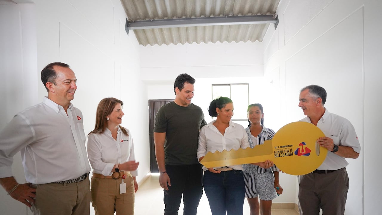 Por medio del Programa Alto Impacto, Drummond, en asocio con las alcaldías de La Jagua de Ibirico y Chiriguaná, Cesar, les cumplió a 240 familias (120 en cada municipio) el sueño de tener un techo propio y digno.