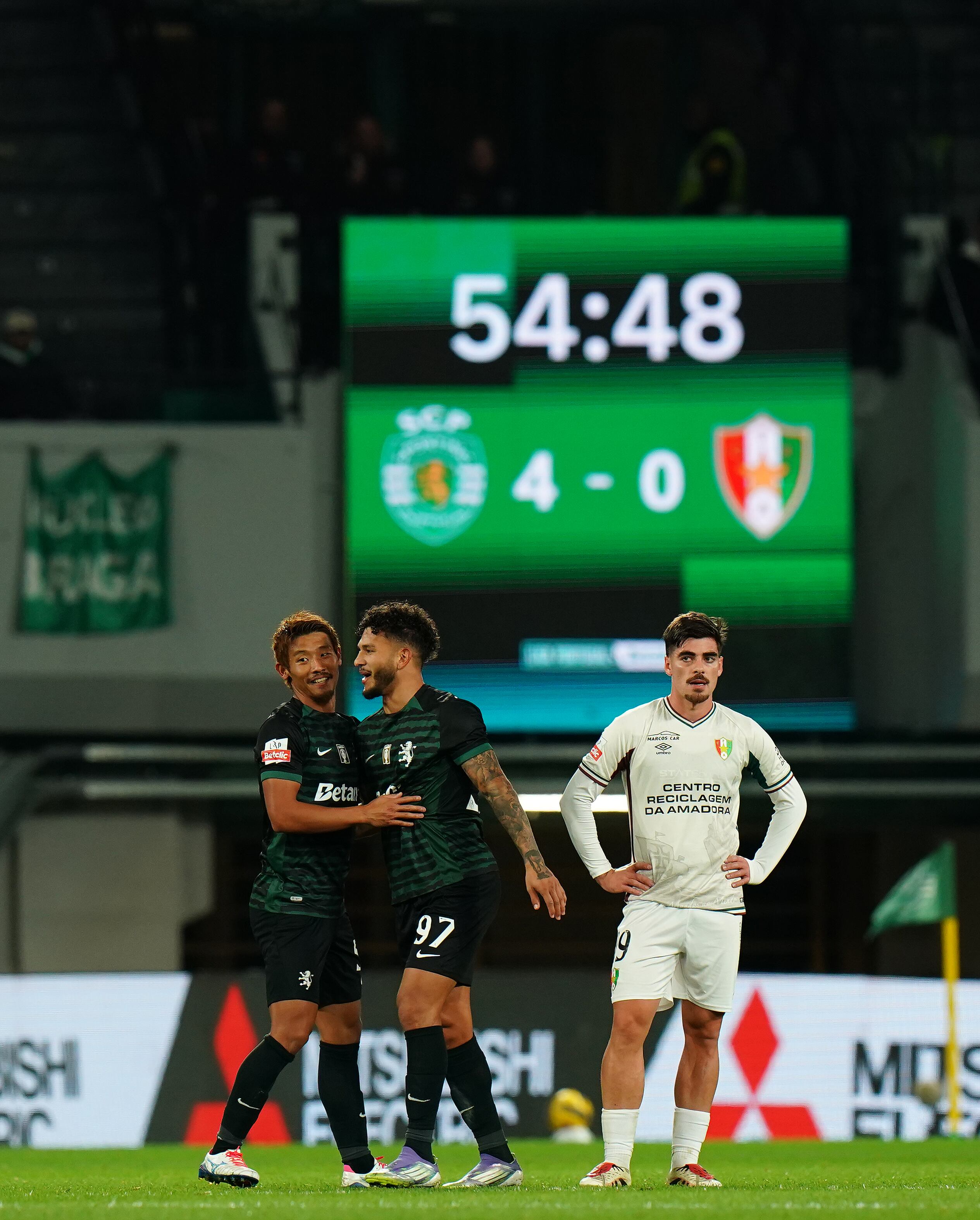Luis Javier Suárez anotó doblete con Sporting en una nueva fecha de la liga de Portugal.