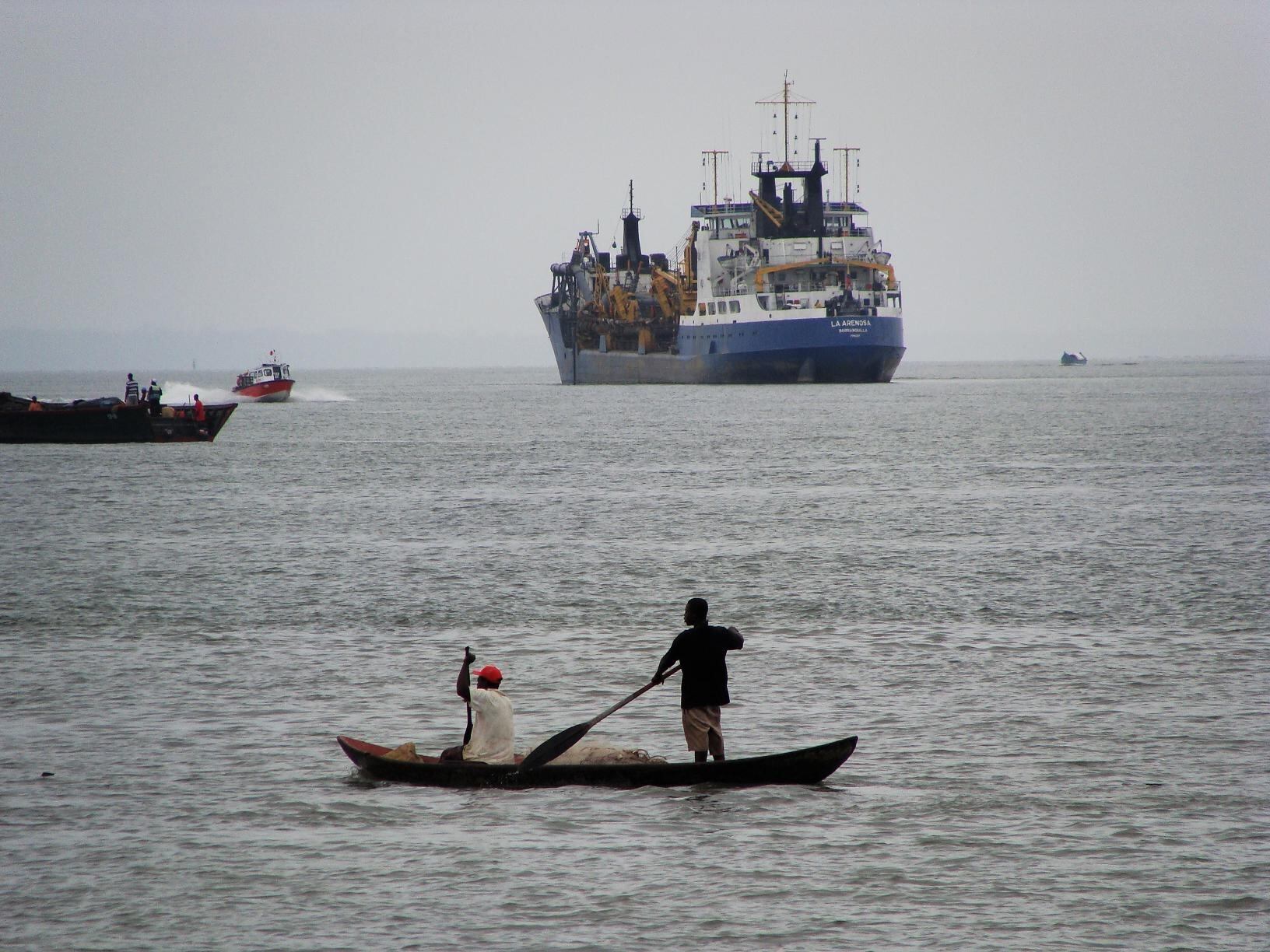 Pescadores artesanales en las aguas de Buenaventura (Valle).