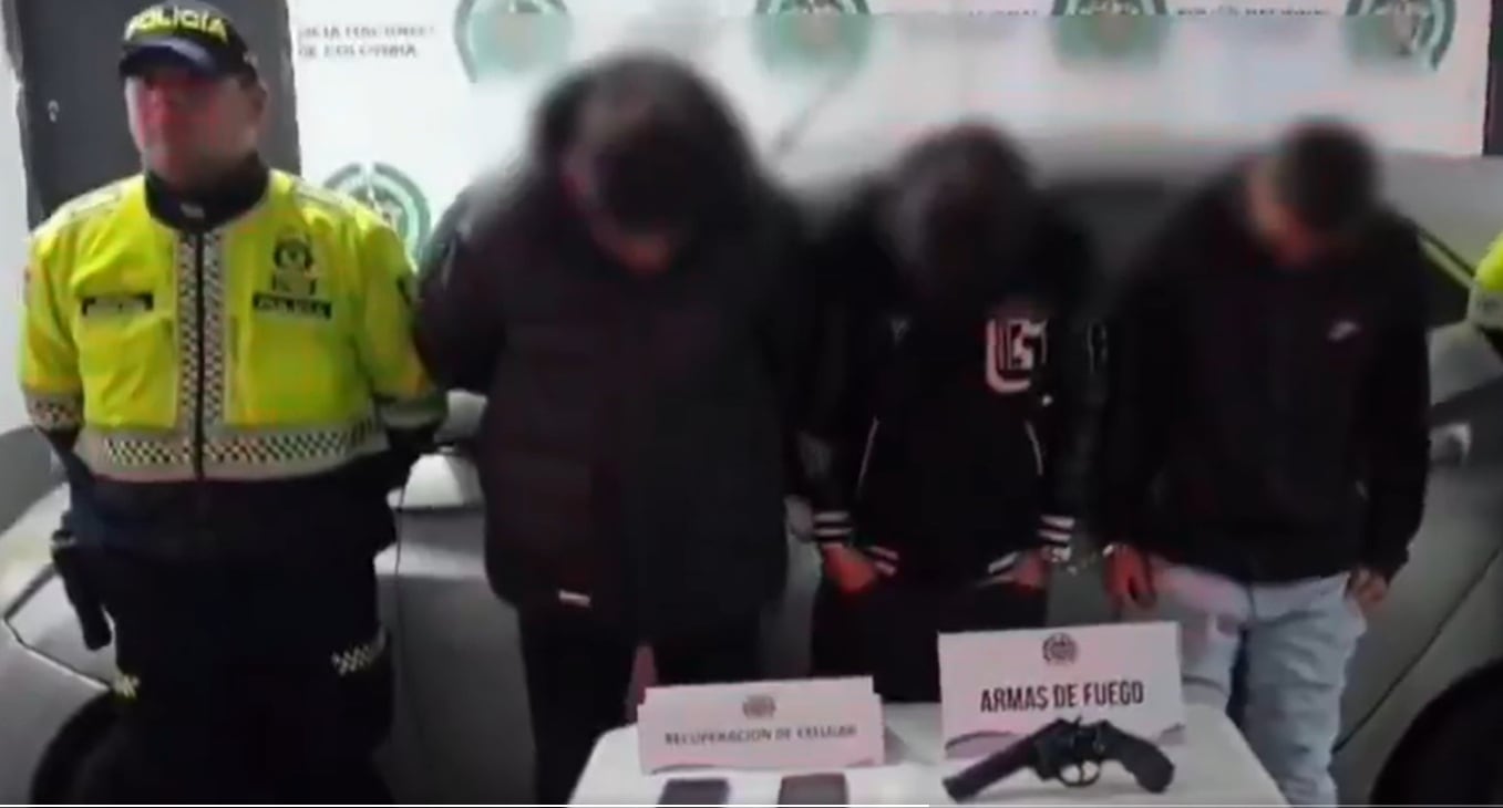 res hombres señalados de participar en un robo a un establecimiento de comidas rápidas fueron capturados por la Policía Metropolitana de Bogotá en medio de un operativo realizado pocas horas después del asalto.