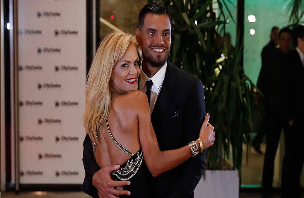 El arquero de la selección argentina Sergio Romero y su esposa Eliana Guercio. Foto: EFE