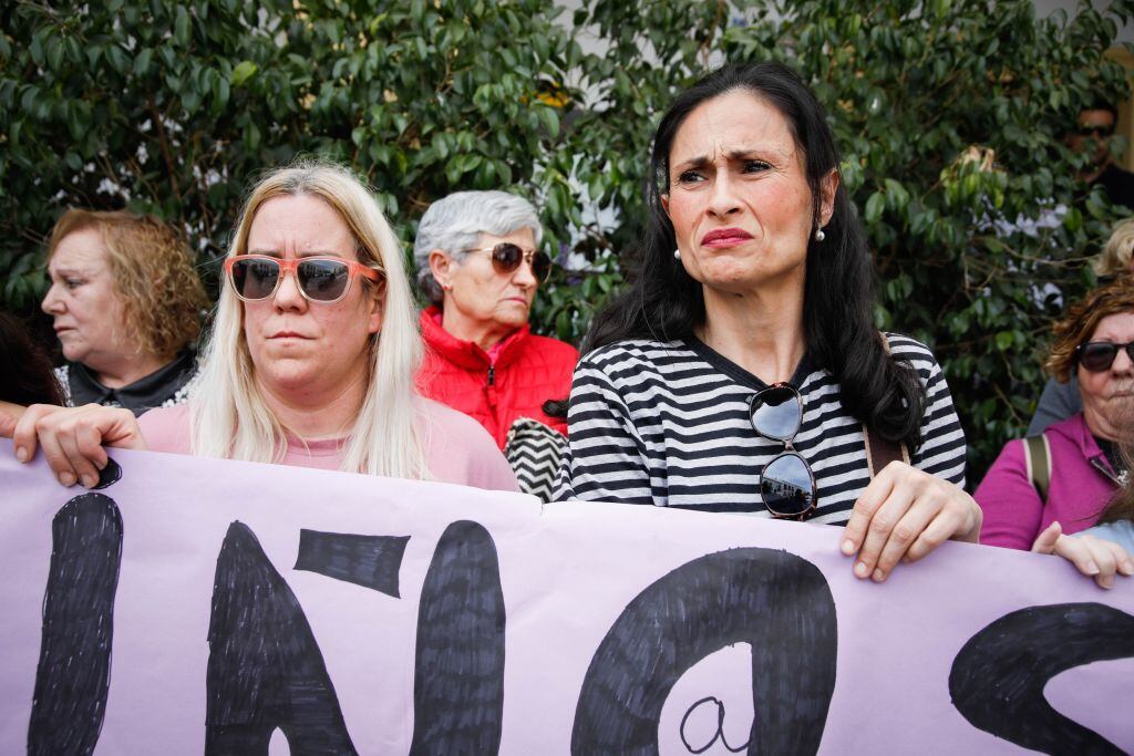 La localidad de Abla ha guardado un minuto de silencio en memoria de las dos hijas asesinadas, presuntamente a manos de su padre, quien luego se quitó la vida, el 18 de marzo de 2024 en Almería (Andalucía, España)