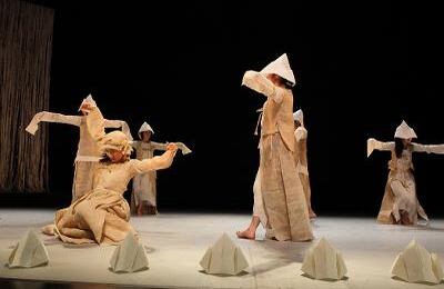 "Tres noches, tres días" es una obra simbólica en donde se trae a escena algunos de los ritos del budismo.