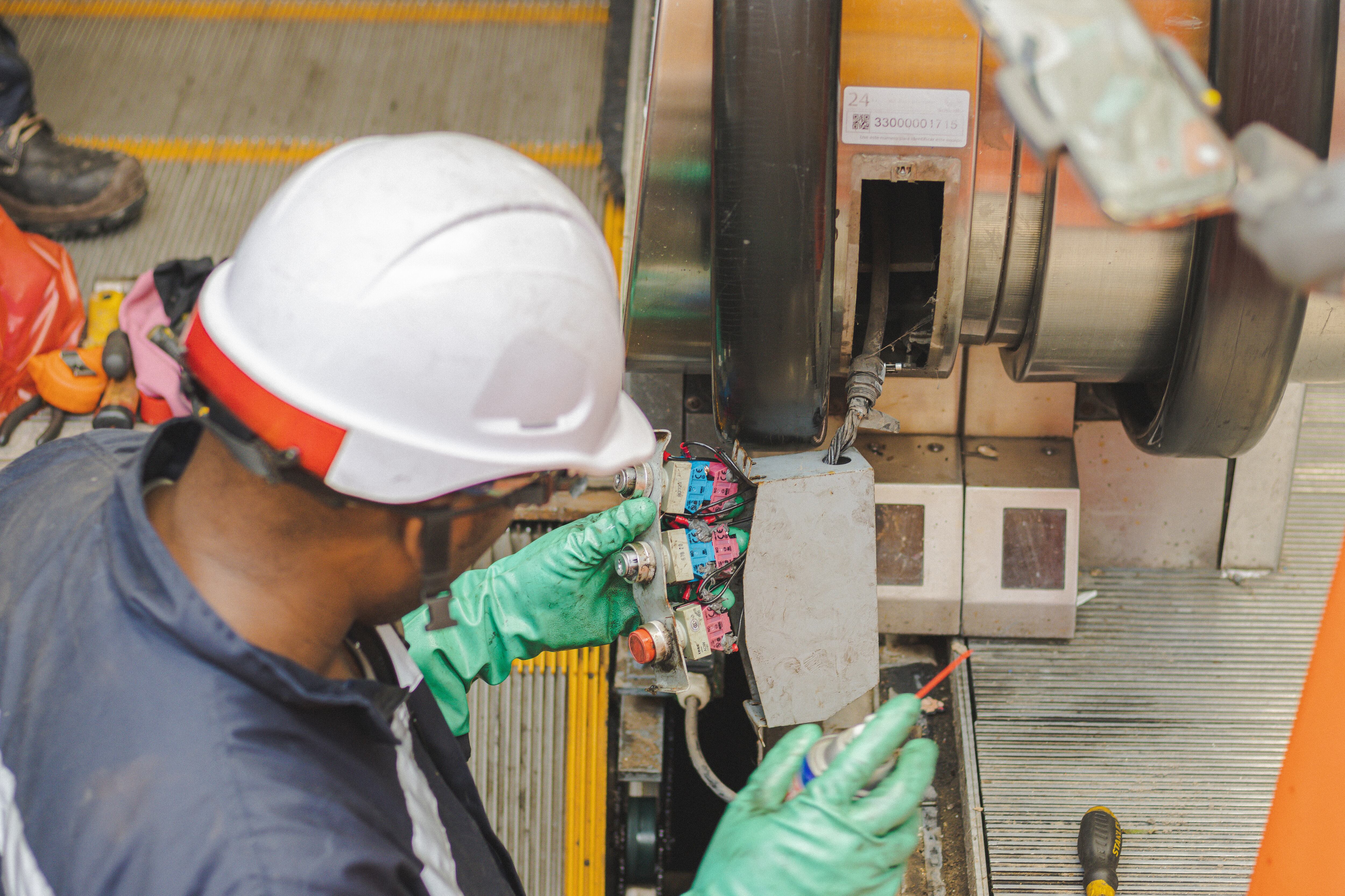 Mantenimiento de las escaleras eléctricas en la comuna 13 de Medellín.
