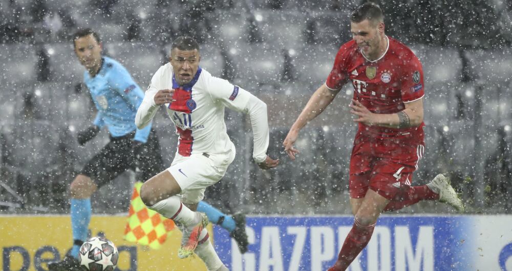 La nieve fue protagonista en el partido entre Bayern Múnich y PSG. Foto: AP / Matthias Schrader