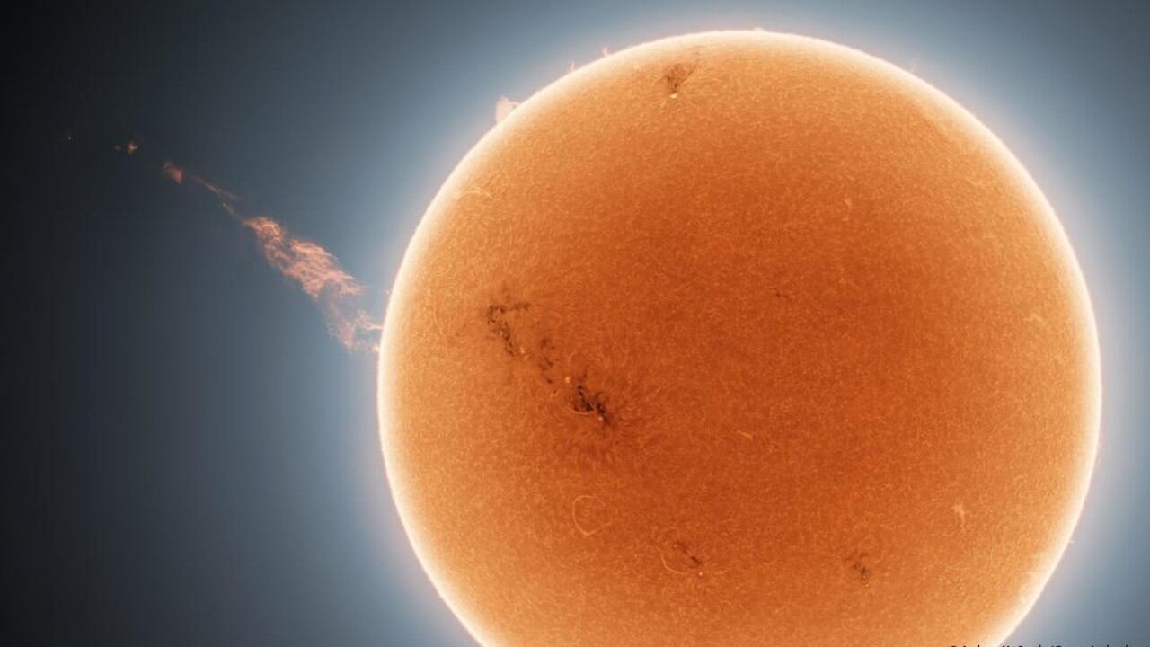 McCarthy capturó una eyección de masa coronal de aproximadamente 1,6 millones de kilómetros brotando del Sol.