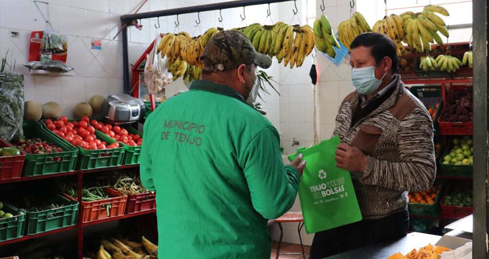 “Chuspas por plásticos”: la estrategia de Tenjo para descontaminar el municipio y volver a las raíces