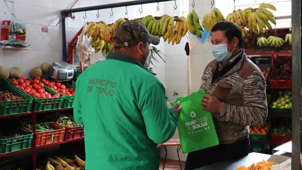 “Chuspas por plásticos”: la estrategia de Tenjo para descontaminar el municipio y volver a las raíces