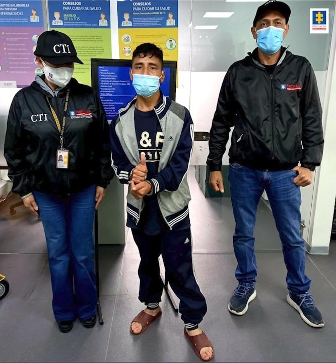 Quemó con agua caliente a su hermano y luego atacó con cuchillo a su propia madre