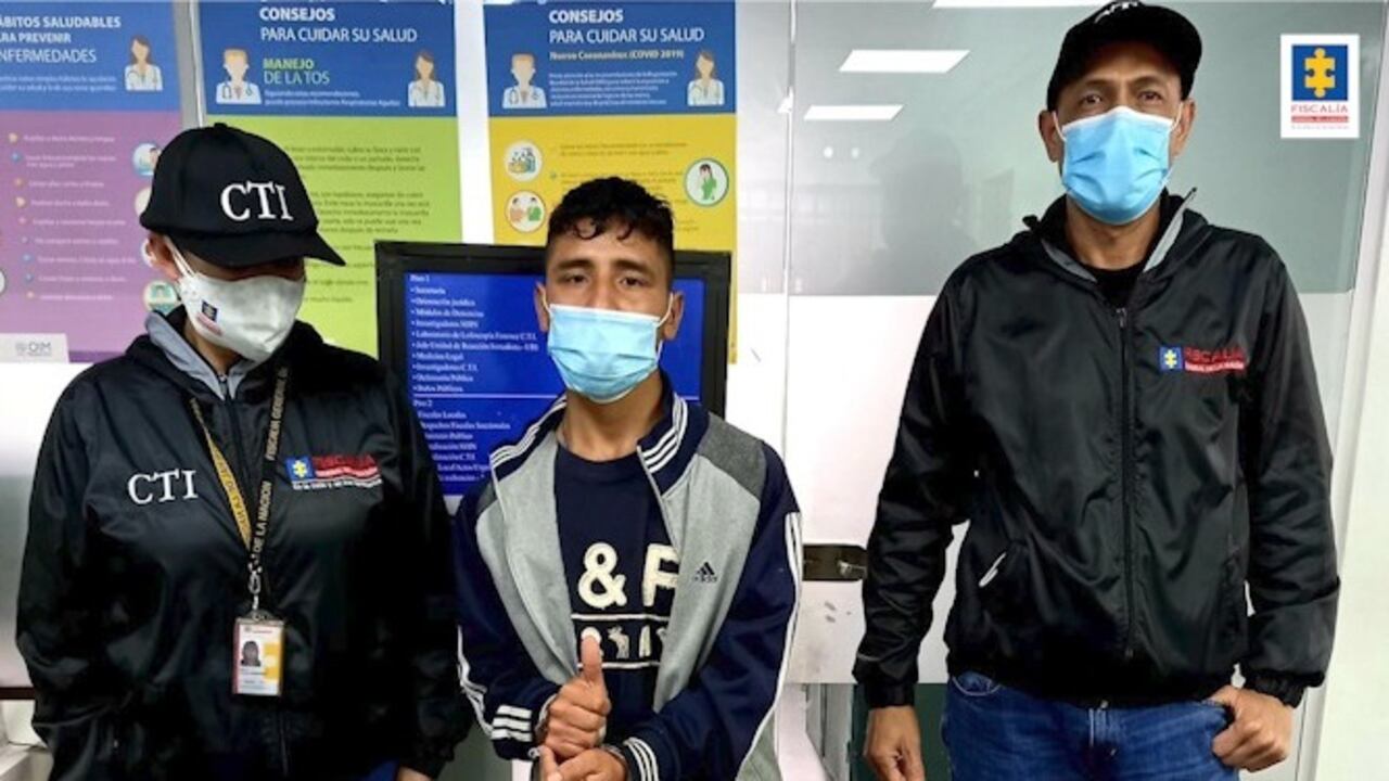 Quemó con agua caliente a su hermano y luego atacó con cuchillo a su propia madre