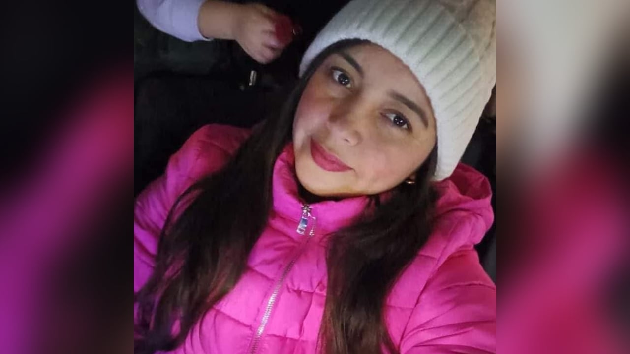 El sujeto la atacó con un arma cortopunzante.