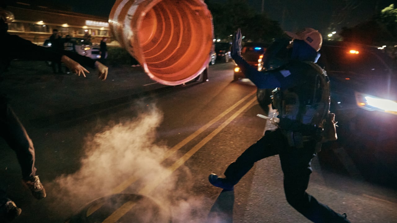 Manifestantes levantaron barricadas improvisadas durante los enfrentamientos con agentes federales en las afueras del centro de detención migratoria.
