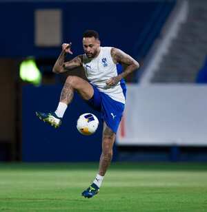 El jugador brasileño regresó a los trabajos de campo con su club Al-Hilal de Arabia Saudita.