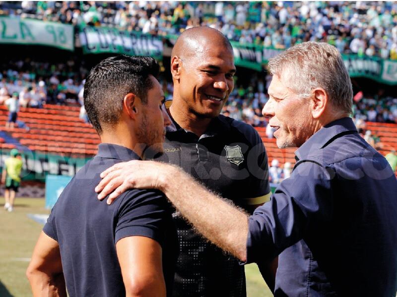 Lucas González dialogando con Paulo Autuori antes de un partido entre Nacional y Águilas