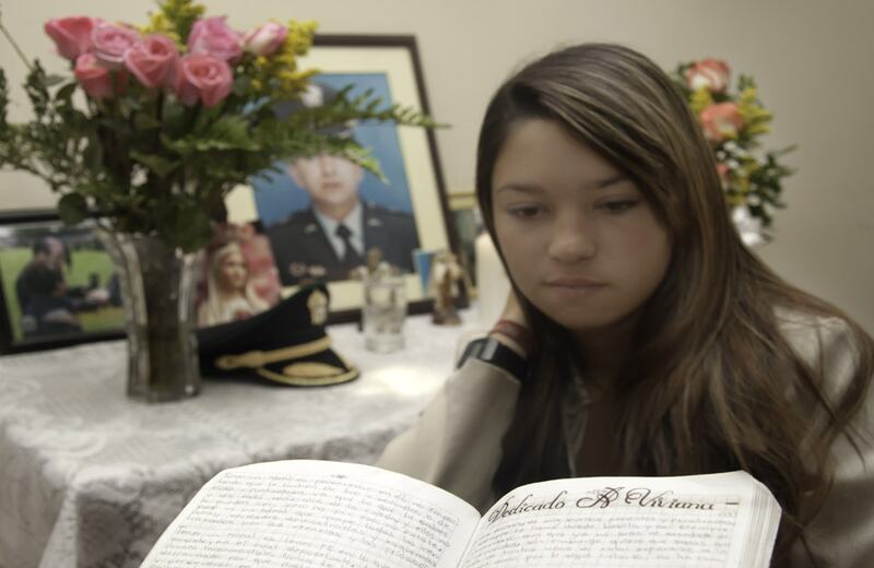 In memoriam

Viviana Duarte contempla el diario de 177 páginas que le dejó su padre, el coronel de la Policía Édgar Duarte, quien fue asesinado por las Farc mientras estaba secuestrado. El oficial perdió la libertad en El Doncello, Caquetá, en 1998. 