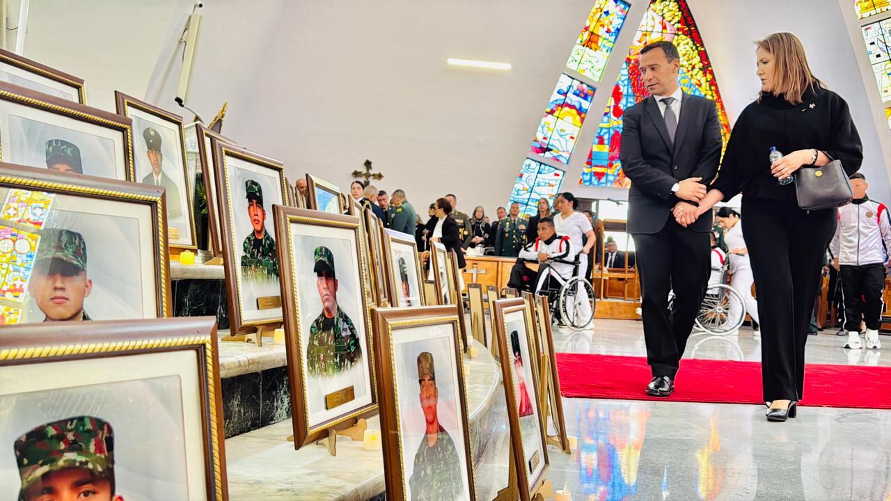 El ministro de Defensa, Pedro Sánchez y su esposa, Carmen Alicia Mera Lasso, durante el homenaje a los militares y policías muertos en el siniestro de Putumayo.