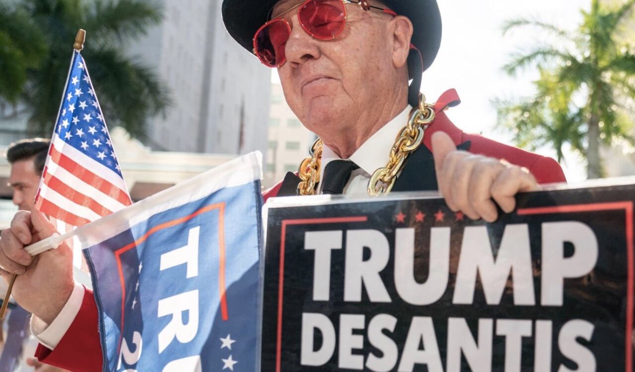 Seguidores de Trump protestan en las afueras del juzgado dándole apoyo al exmandatario