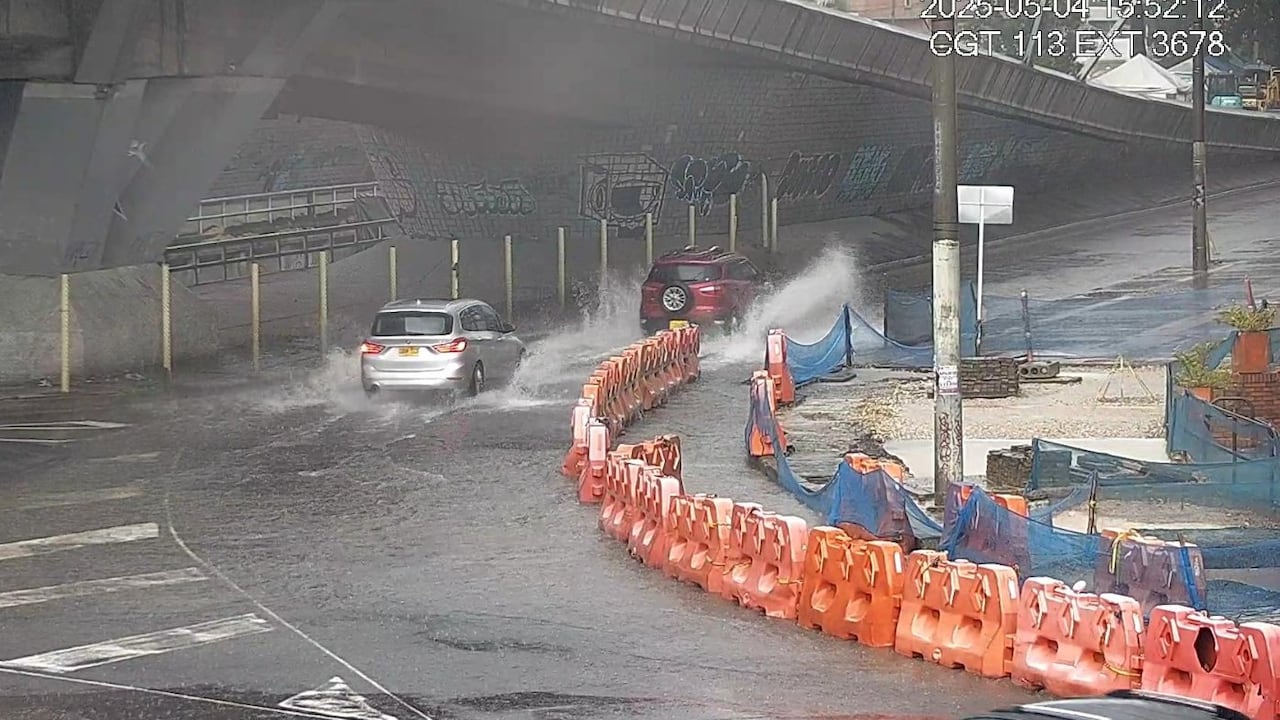 Este domingo, fuertes lluvias y tormentas afectan la movilidad en Bogotá, con encharcamientos en puntos clave.
