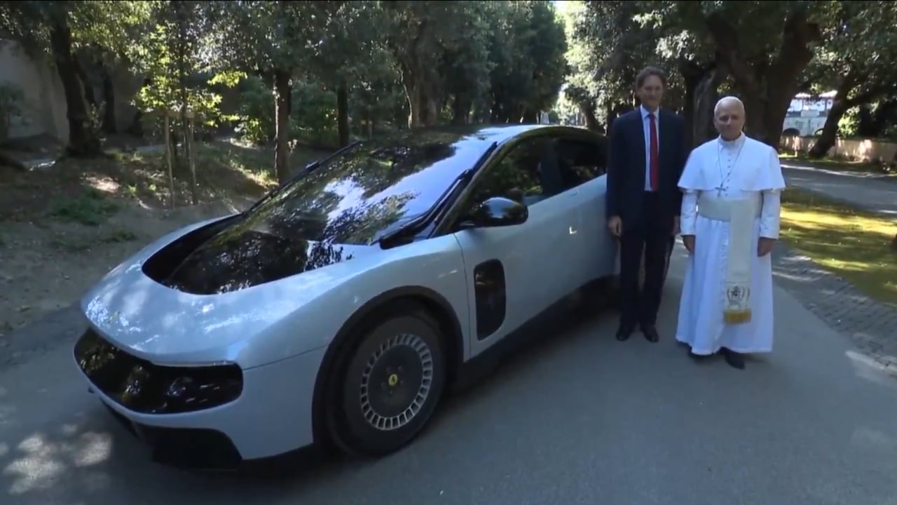 El papa León XIV observó de cerca el nuevo Ferrari Luce EV durante su visita en Castel Gandolfo.