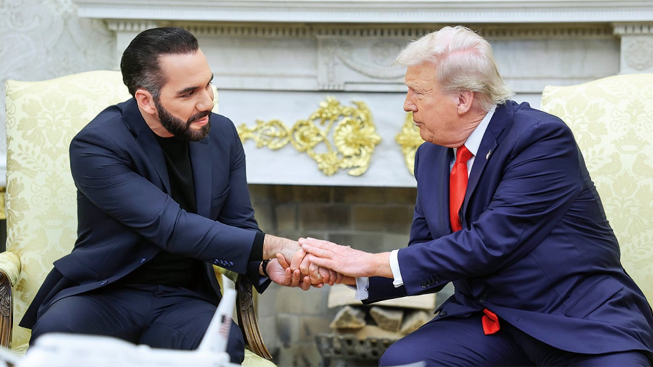 Por otro lado, CNN reveló que, por devolver a nueve jefes criminales, El Salvador ofreció 50 por ciento de descuento en lo que cobra por recibir a los migrantes presos.