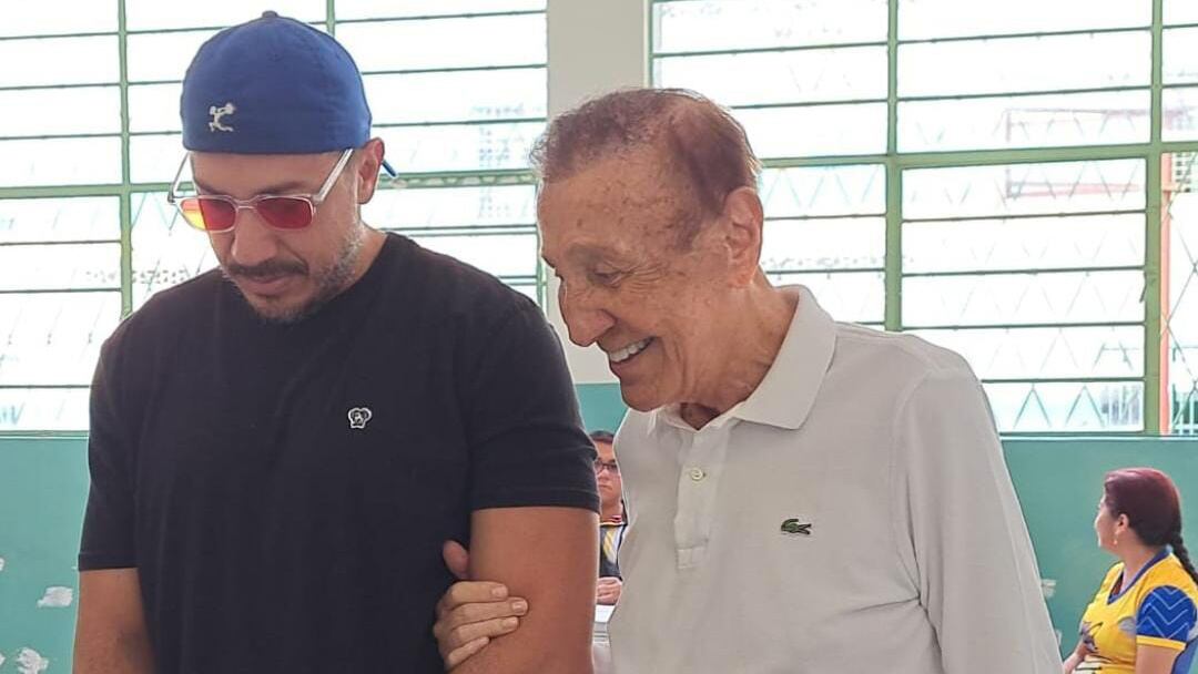 Rodolfo Hernández vota en Bucaramanga.