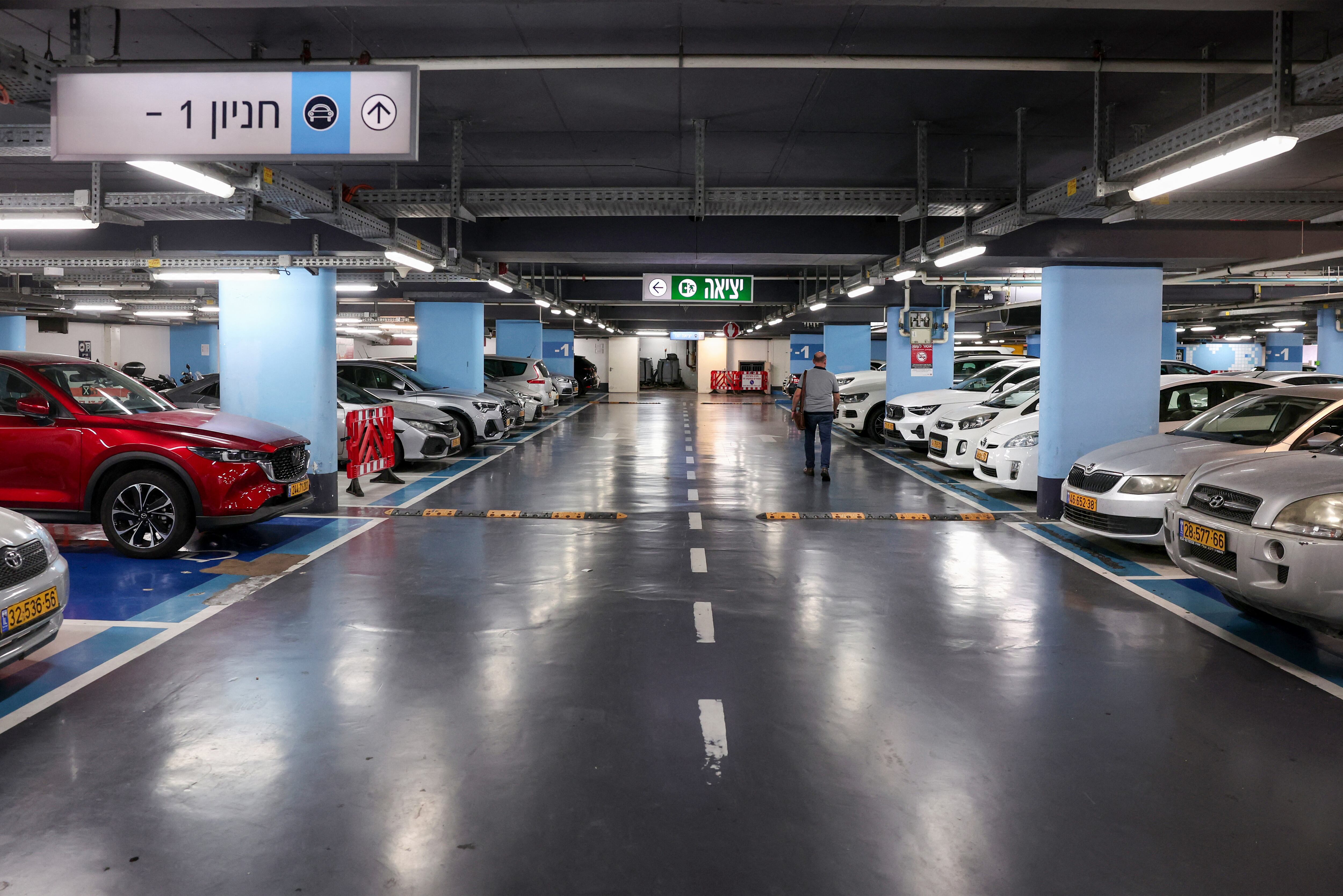 En el primer sótano del hospital Rambam de Haifa, decenas de autos esperan el regreso de sus propietarios, pero en las dos plantas inferiores, los coches han desaparecido, sustituidos por más de mil camas en previsión de ataques al norte de Israel, desde Líbano.