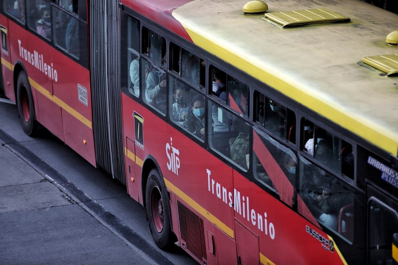 Trasmilenio portal norte, buses llenos, gente esperando bus en cuarentena estricta
