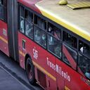 Trasmilenio portal norte, buses llenos, gente esperando bus en cuarentena estricta