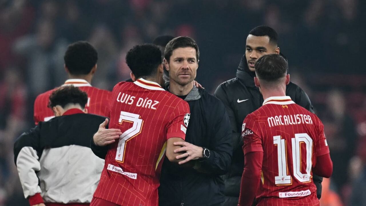El entrenador español del Bayer Leverkusen, Xabi Alonso (C), felicita al centrocampista colombiano #07 del Liverpool, Luis Díaz, al final del partido de fútbol de la Liga de Campeones de la UEFA entre Liverpool y Bayer Leverkusen en el estadio Anfield, en Liverpool, noroeste de Inglaterra, el 5 de noviembre de 2024. Liverpool gana 4 - 0 contra Bayer Leverkusen. (Foto de Paul ELLIS / AFP)