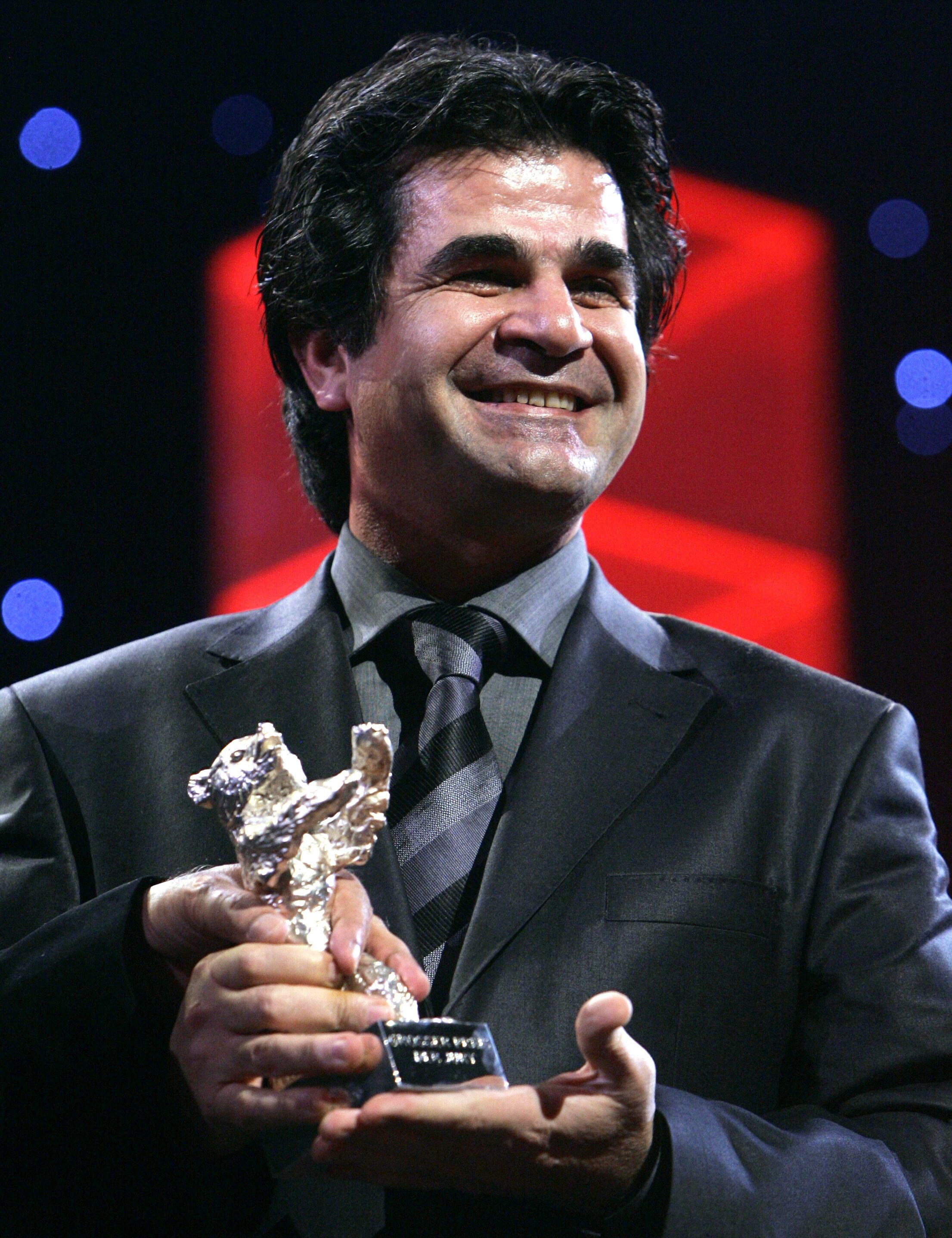 El director iraní Jafar Panahi tiene su Oso de Berlín de Plata durante la ceremonia de entrega de premios en el 56º Festival Internacional de Cine Berlinale en Berlín el 18 de febrero de 2006. Panahi ganó el Gran Premio del Jurado - Oso de Plata por la película 'Offside'.