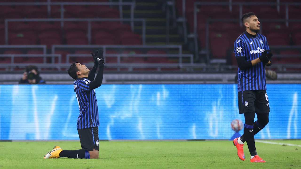El delantero colombiano de Atalanta Luis Muriel (L) celebra tras marcar un gol durante el partido de fútbol del Grupo D de la Liga de Campeones de la UEFA entre Ajax Amsterdam y Atalanta Bergamo, en el estadio Johan Cruijff en Amsterdam, el 9 de diciembre de 2020 (Foto de Kenzo Tribouillard / AFP). )