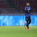 El delantero colombiano de Atalanta Luis Muriel (L) celebra tras marcar un gol durante el partido de fútbol del Grupo D de la Liga de Campeones de la UEFA entre Ajax Amsterdam y Atalanta Bergamo, en el estadio Johan Cruijff en Amsterdam, el 9 de diciembre de 2020 (Foto de Kenzo Tribouillard / AFP). )