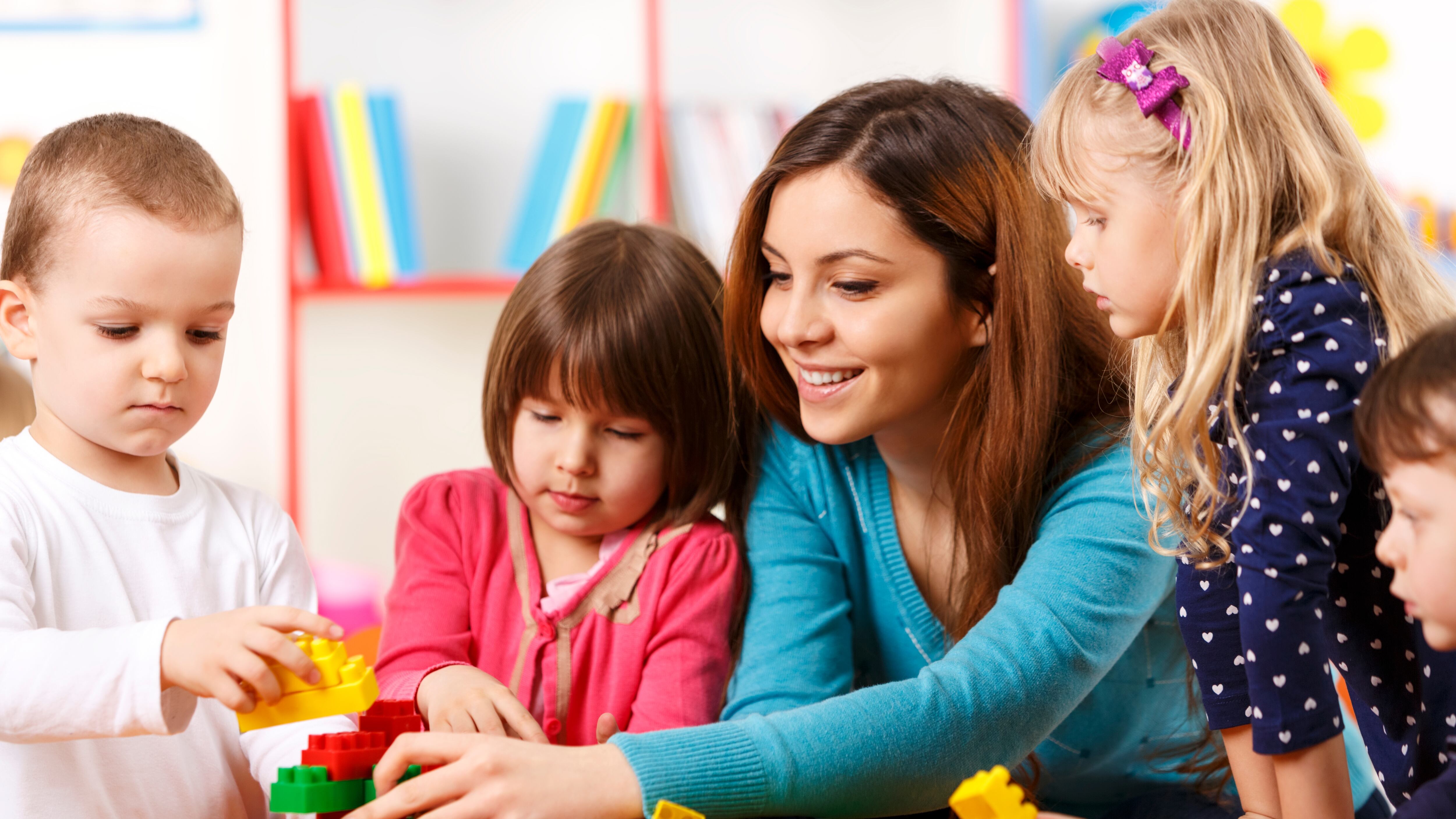 Niñera / niños / profesora