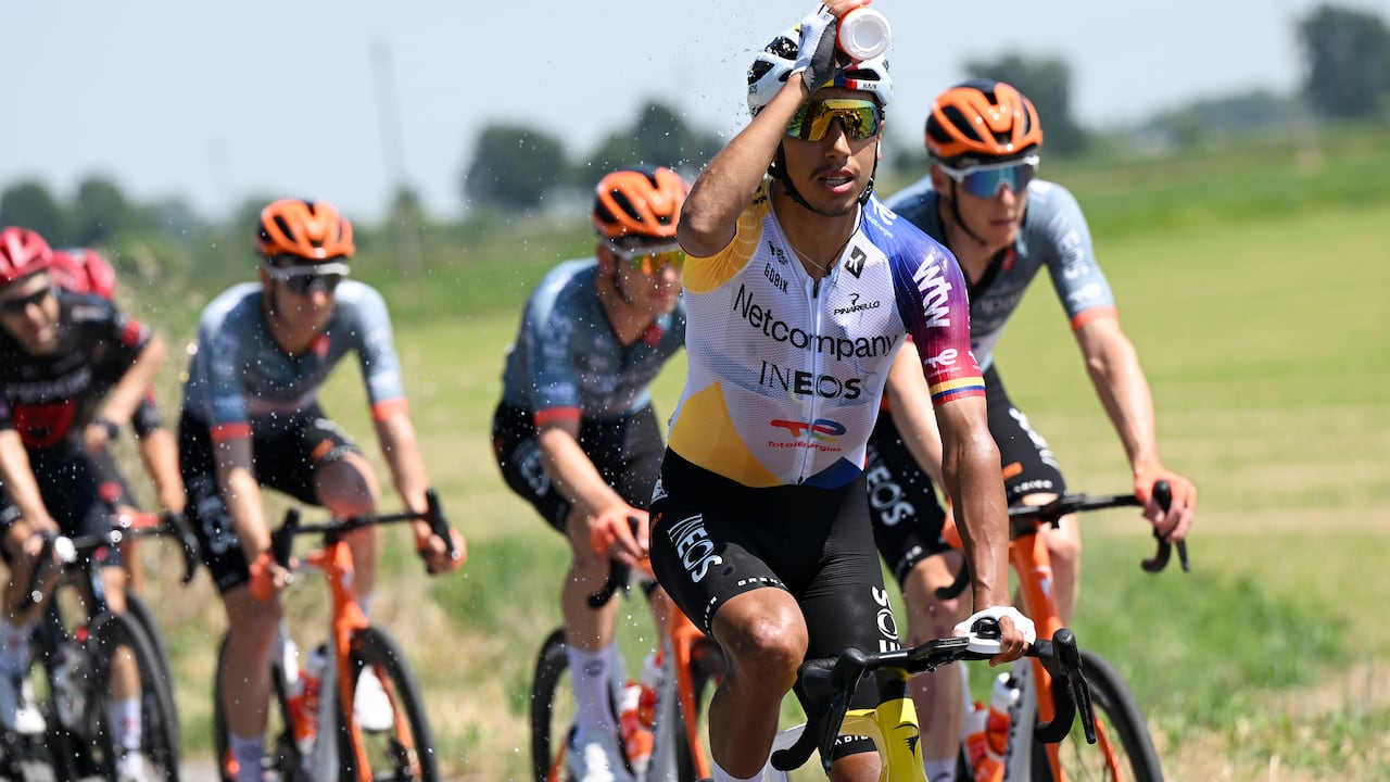 Egan Bernal se refresca en la etapa 15 del Giro de Italia 2026.