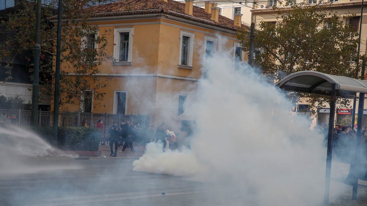 La policía utiliza un cañón de agua y gas lacrimógeno contra los manifestantes durante los enfrentamientos en el centro de Atenas, el martes 17 de noviembre de 2020. Foto: AP / Thanassis Stavrakis.