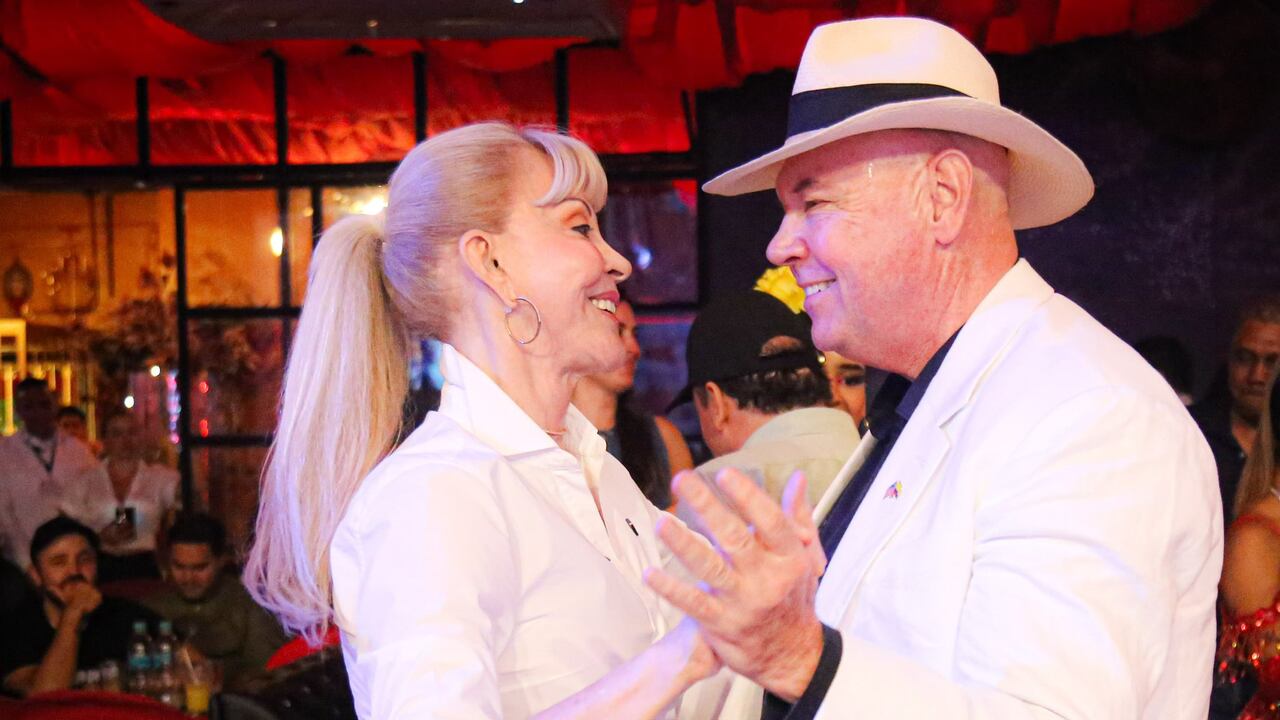 Así le fue al embajador de Estados Unidos bailando con Dilian Francisca Toro.