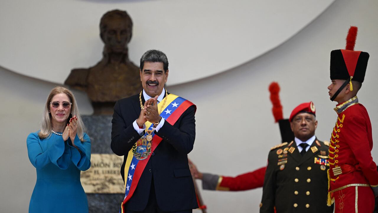 La principal coalición opositora de Venezuela, la Plataforma Unitaria Democrática (PUD), ha acusado al presidente Nicolás Maduro de consumar un golpe de Estado tras tomar posesión este viernes y dar inicio a su tercer mandato después de las elecciones presidenciales del pasado 28 de julio, contestadas por la oposición. (Photo by Juan BARRETO / AFP)