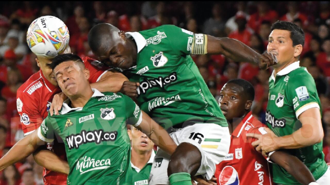 Germán Mera en la disputa de un balón en el clásico vallecaucano.