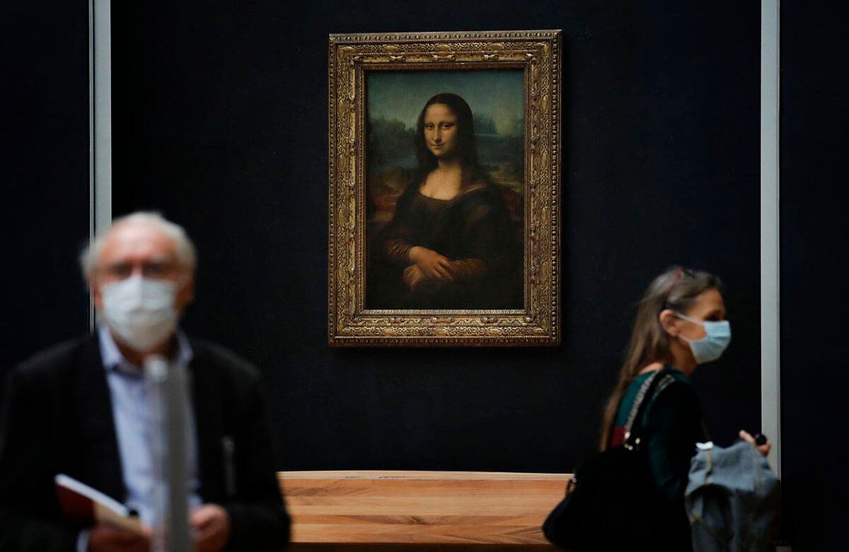 Tras casi cuatro meses de verse obligado a cerrar debido a la emergencia sanitaria por el coronavirus, el famoso Museo del Louvre en París, Francia, se prepara para su reapertura el 6 de julio, bajo estrictas medidas de bioseguridad y distanciamiento social entre sus visitantes. (AP Photo/Christophe Ena)