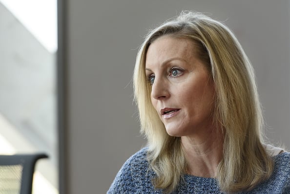 Janelle Gale señaló que la decisión apunta a hacer más eficiente la gestión de la compañía y compensar sus inversiones.