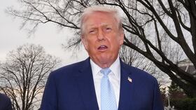 El presidente Donald Trump habla con los periodistas antes de partir en el helicóptero presidencial Marine One desde el jardín sur de la Casa Blanca.