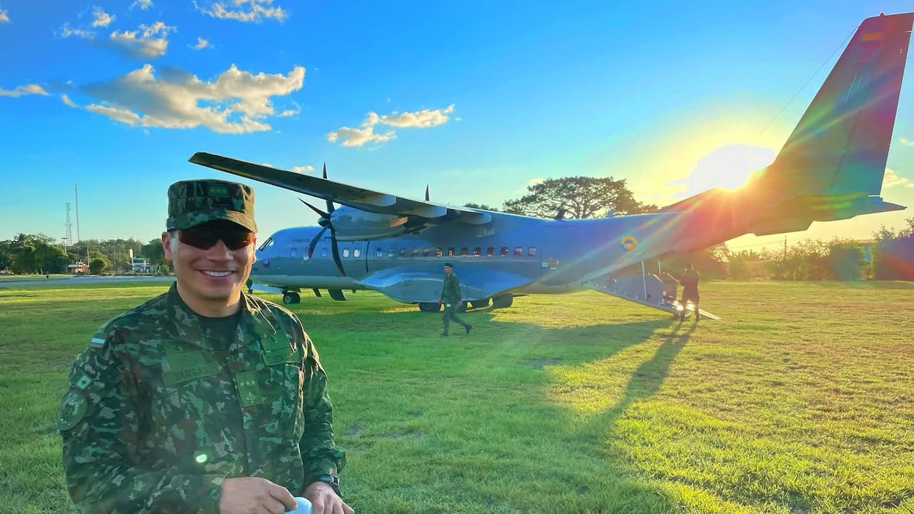 El capitán Carlos Vargas, (izq), fue designado para manejar las comunicaciones en la Octava División del Ejército.