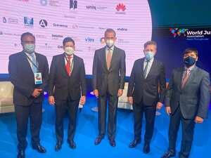 Embajador en España, Luis Guillermo Plata; ministro de Justicia, Wilson Ruiz; rey de España, Felipe VI; Javier Cremades, presidente de la WJA; Jaime Pumarejo, alcalde de Barranquilla.