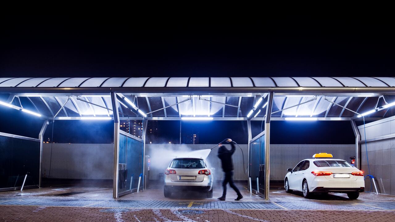 El lavadero de carros fue sellado y deberá pagar una millonaria multa. (Imagen de referencia).