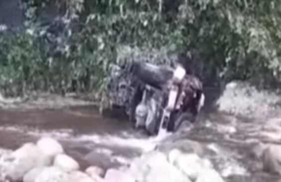 El vehículo cayó a la quebrada La Lejía.