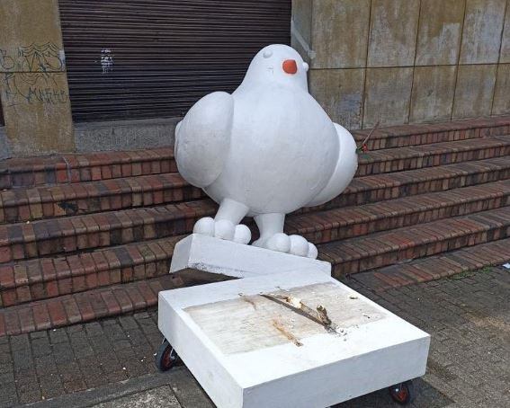 La réplica de la 'Paloma de la Paz' fue atacada